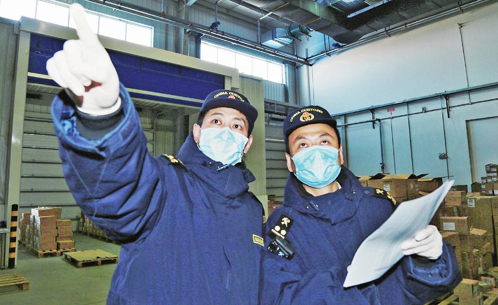松原海关关员进厂核对商品信息 王楠 摄图们海关深入企业了解复工复产
